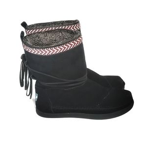 Toms cute black suede Nepal boho style winter boots.